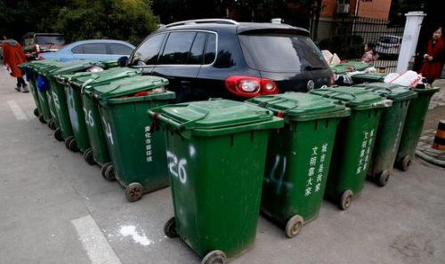 汽車被垃圾桶包圍是被惡搞還是得罪人了？